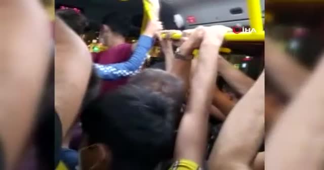 Arnavutköy'de tıka basa dolu minibüs pes dedirtti