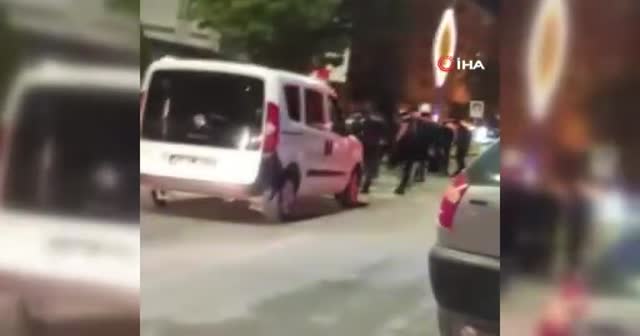 Beyzbol sopasıyla taksi durağına saldırdılar!
