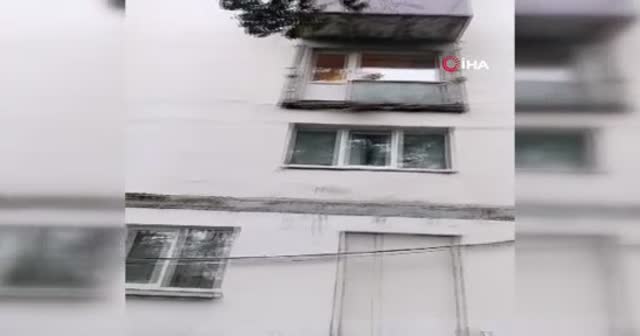 Çöken balkon yoldan geçenlerin üzerine düştü
