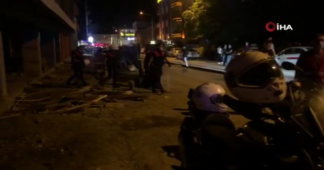 Elleri kelepçeli olarak polis aracından atlayıp kaçan zanlıyı yakalamak için seferber oldular