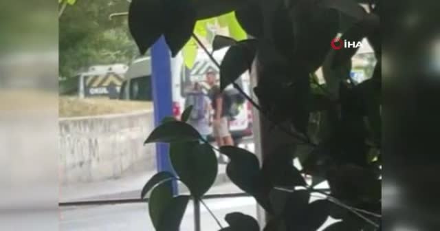 Erkek arkadaşını sokak ortasında dövdü