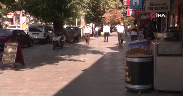 Erzincan'da şaşkına çeviren olay! Caddeye saçılan paraları saniyeler içinde topladılar