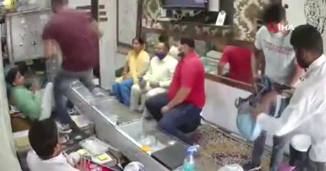 Hindistan’da Covid-19 tedbirlerine uygun kuyumcu soygunu