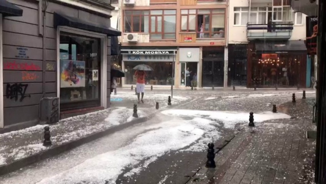 İstanbul’da dolu yağışı! Göz gözü görmedi