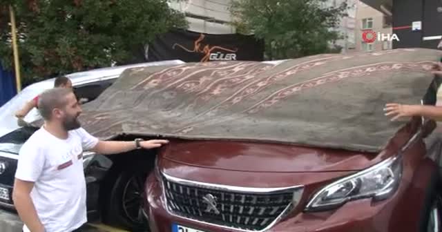 İstanbul'da dolu yağışında milyonluk lüks araçlar zarar gördü