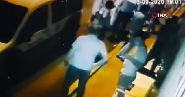 Jimnastikçi kadının akrobasi yaparken balkondan düştüğü anlar kameraya yansıdı