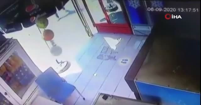 Marketçi kadını tekme tokat dövdü