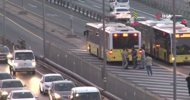 Metrobüse kurşun isabet etti