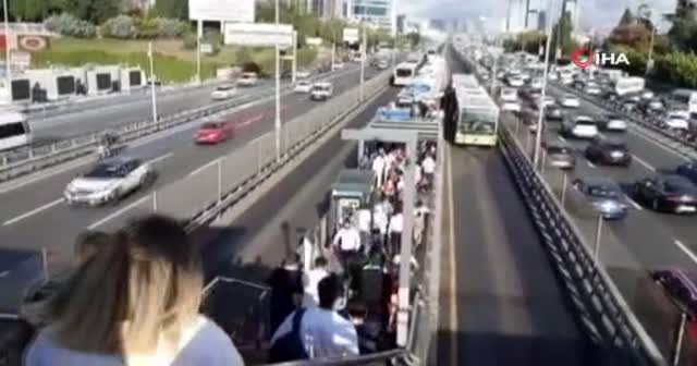 Metrobüslerde sosyal mesafesiz yolculuk