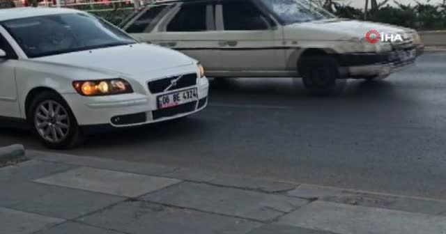 Otomobilin çarptığı yaya yaralandı, kaza anı kameraya yansıdı