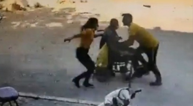 Tekerlekli sandalyeyle yokuş aşağı giden yaşlı adamı bir genç kurtardı