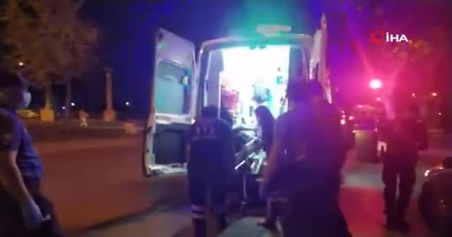 Yolda yürürken aniden yere düşen genç paniğe neden oldu