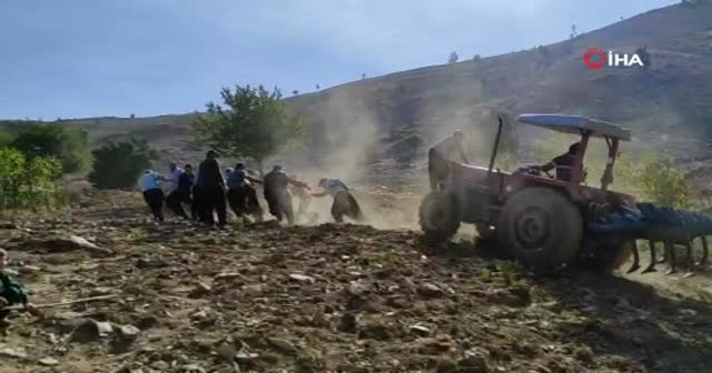 13 kişi traktörü halatla çekerek uçuruma düşmekten kurtardı