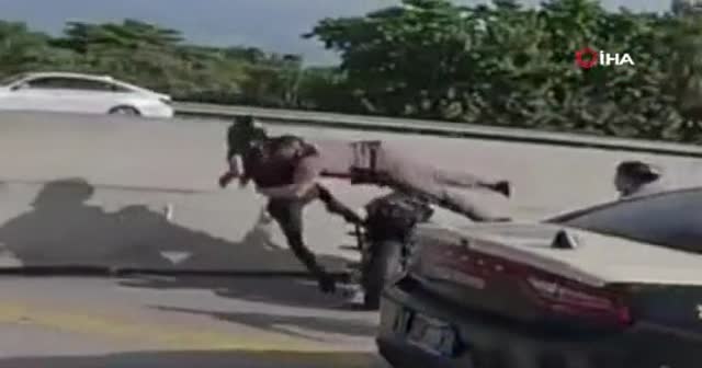 ABD’de polis, motor sürücüsünün üzerine atladı