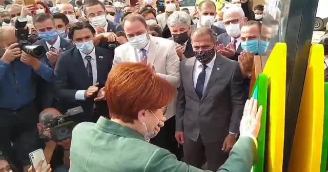Akşener gözyaşlarına boğuldu