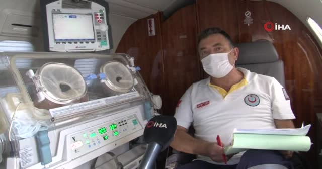 Ambulans uçakla bir günde iki bebek operasyonu
