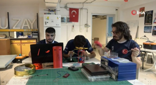 Atölyeye dönüştürdükleri öğrenci evinde model uydu yaptılar