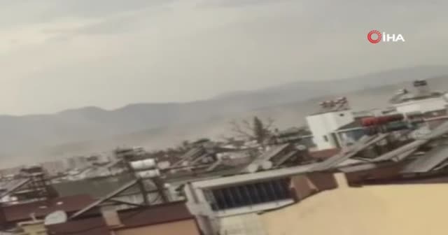 Bir anda gökyüzünü sardı! Ne olduğunu anlamayan vatandaşlar cep telefonuna sarıldı