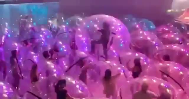 Böyle virüs tedbiri görülmedi: Müzik grubundan balonlu konser