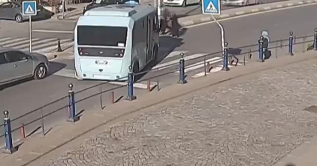 Bu da oldu! Minibüs şoförü yayaya yol verdi