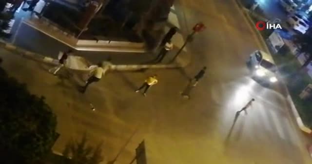 Cadde ortasında 'kick boks' müsabakasını aratmayan kavga