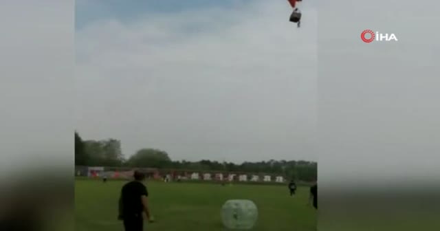 Dehşete düşüren anlar! Sıcak hava balonunun sepetine asılı kaldı, metrelerce yüksekten yere çakıldı