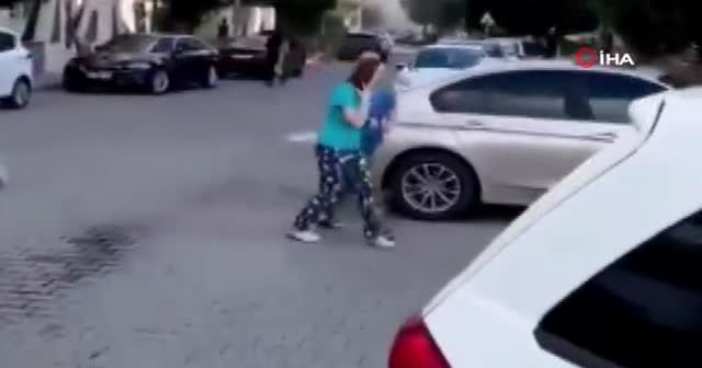 Depremde binanın yıkılma anı kamerada