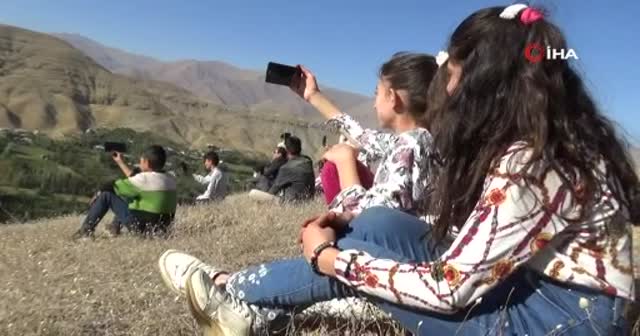 EBA’ya girmek için yüksek rakımlı tepeye çıkıyorlar