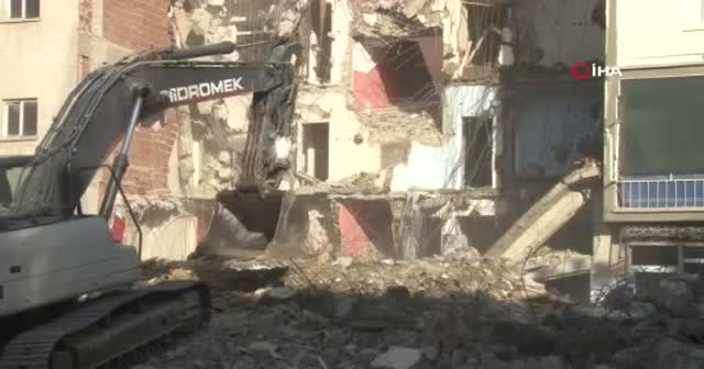 Elazığ’da korna sesi ile 4 katlı bina yıkıldı