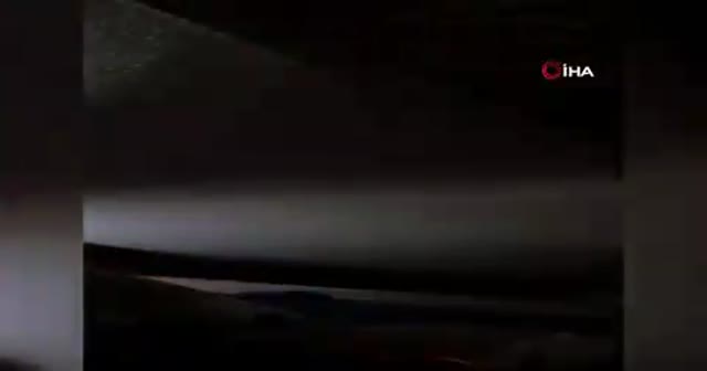 Enkaz altında böyle kurtarılmayı bekledi: "Abla çok korkuyorum, elimi tutar mısın"