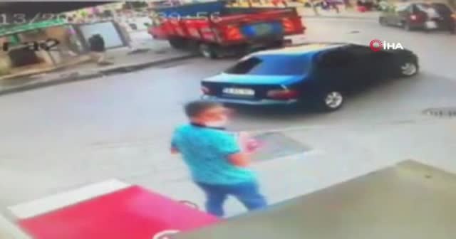 Feci kaza kamerada! Kamyonet kaldırımdaki yayayı ezdi