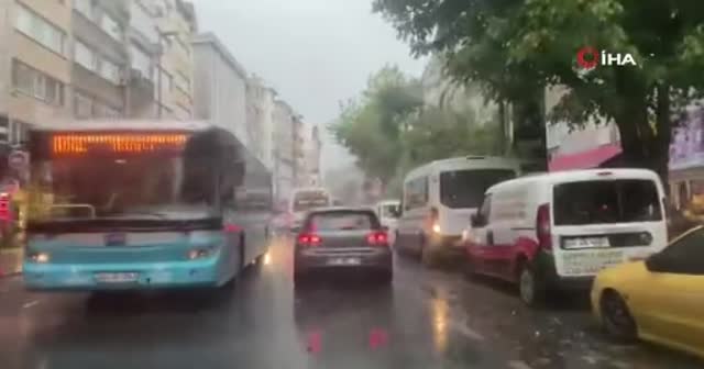 İstanbul'da sağanak yağış başladı