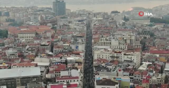 İstanbullu virüs dinlemedi! İstiklal Caddesi'nde korkutan görüntü