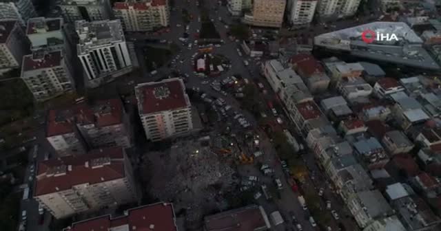 İzmir'de enkaza dönen binalar havadan görüntülendi