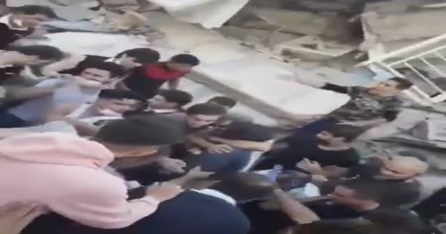 İzmir'den yüz güldüren haber. Bir vatandaş enkazdan sağ çıkarıldı.