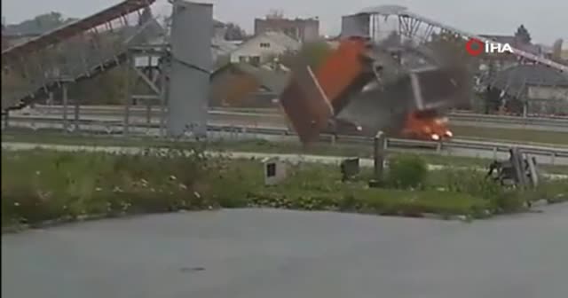 Korkunç kaza! Damperi açık unutan kamyon sürücüsü üst geçidi devirince ezilerek öldü