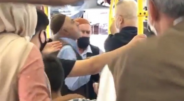 Maskesini yarım takan yaşlı adama tokat attı