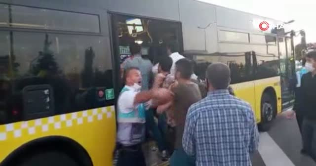 Metrobüs durağında meydan kavgası! Sevgilisine bakan şahsa saldırdı