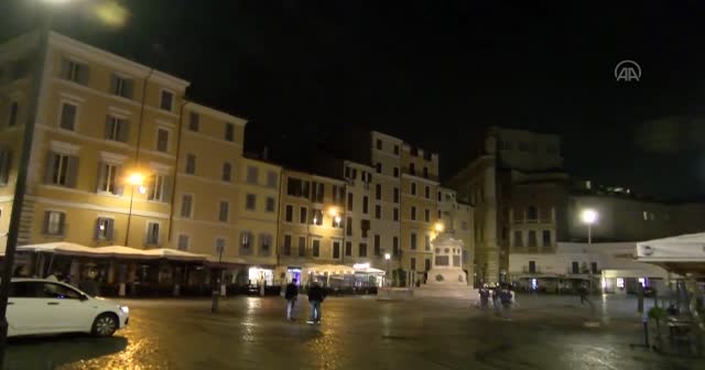 Napoli'de sokağa çıkma yasağı olaylı başladı