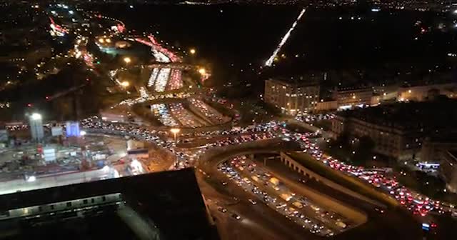 Paris’ten kaçış! Kısıtlama öncesinde yüz binler yollara döküldü, trafik felç oldu
