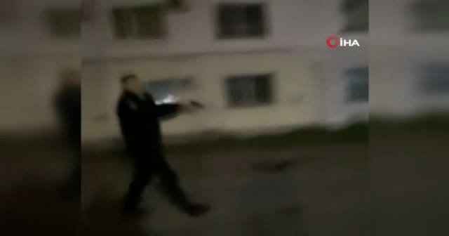 Rusya’da polis üzerine yürüyen genci bacaklarından vurdu