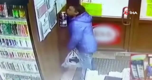 Su içer gibi dezenfektan içti, ülkenin gündemine oturdu