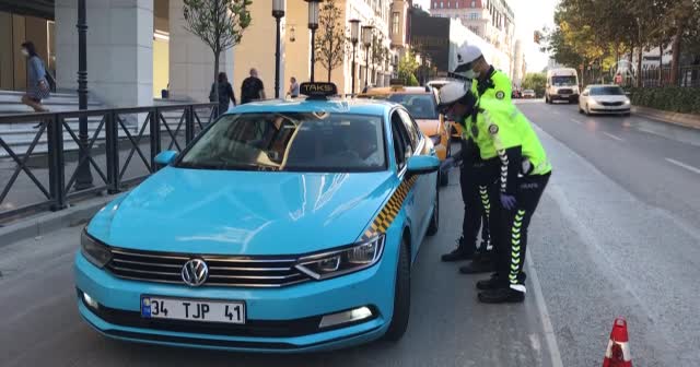 Taksim'de denetimde yakalandı: Karantina yerine direksiyonda