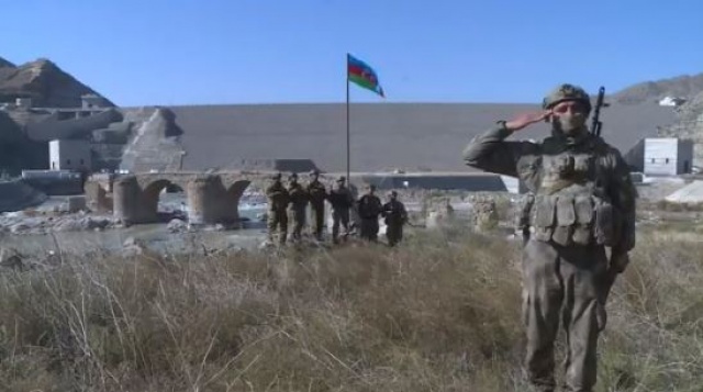 Tarihi Hudaferin Köprüsü'ne Azerbaycan bayrağı dikildi