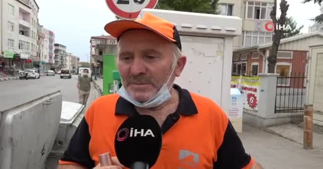 Temizlik işçisiyle sokak köpeğinin iç ısıtan görüntüsü