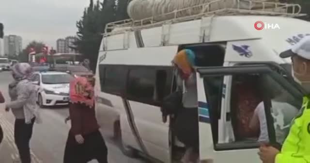 14 kişilik minibüsten 41 kişi çıktı