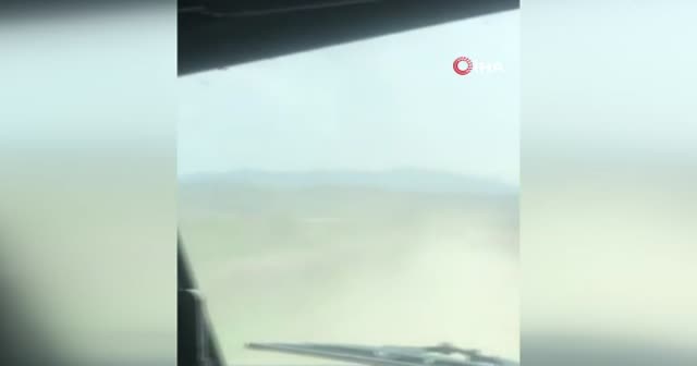 Aliyev, işgalden kurtarılan bölgede Azerbaycan bayrağını öperek göndere çekti