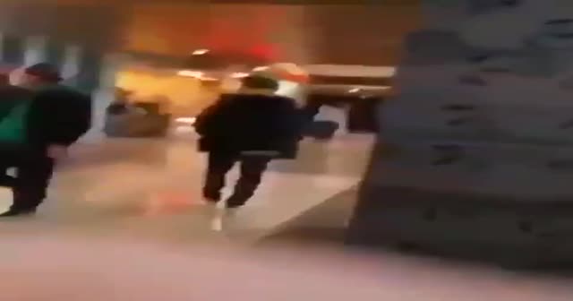 AVM'de yerde yemek yiyenlere karşı önlem