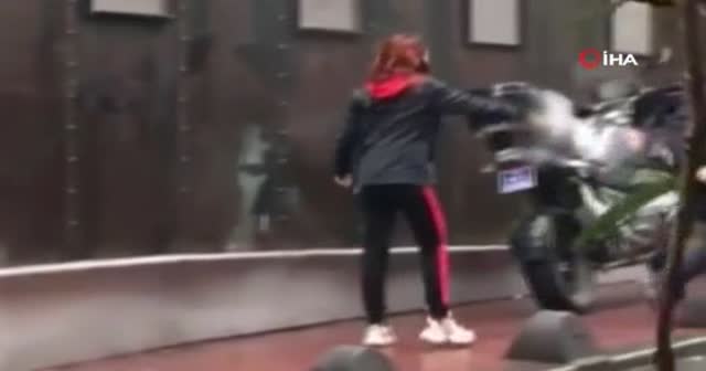 Babası yaşında adamı tekme tokat dövüp başına şişeyle vurdu