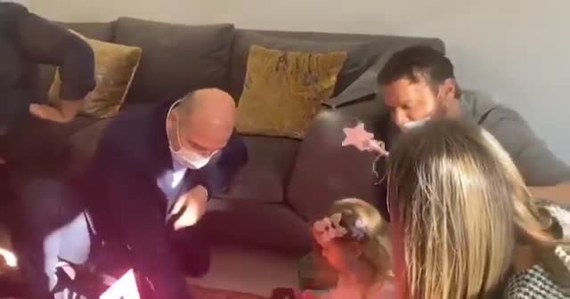 Bakan Soylu ve ünlü şarkıcı Sinan Akçıl'dan minik Ayda'ya ziyaret